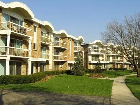 15 Olympus Dr, Naperville, IL 60540