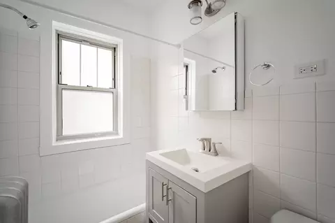 2450 W Wilson Ave, Chicago, IL 60625 photo 13