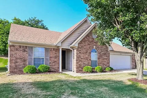1883 Cresent Ln, Southaven, MS 38671