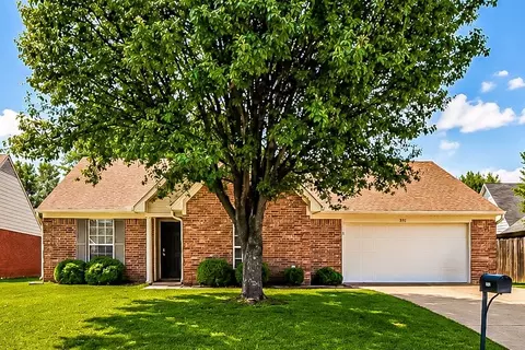 1883 Cresent Ln, Southaven, MS 38671