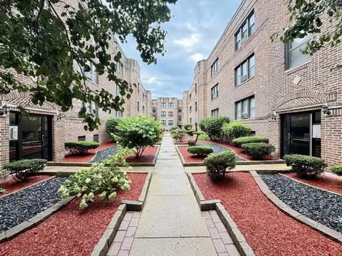 3720 N Pine Grove Ave #2E, Chicago, IL 60613