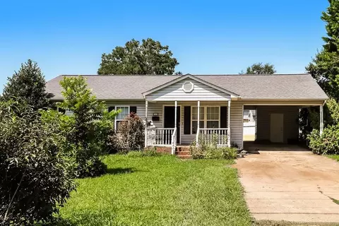 109 S Pasour St, Dallas, NC 28034