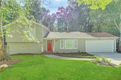 488 Pineburr Ln, Stone Mountain, GA 30087