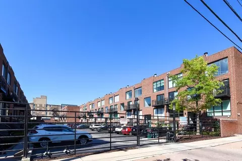 954 W Grace St #D102, Chicago, IL 60613