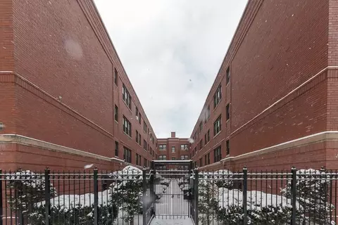5748 N Winthrop Ave #302, Chicago, IL 60660