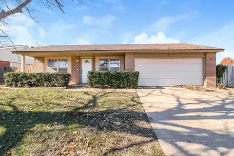 629 Champion Ln, Moore, OK 73160