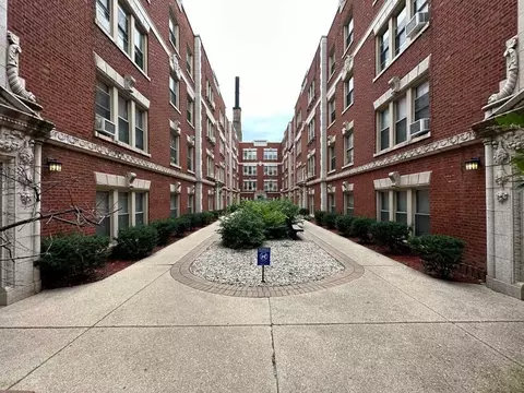 548 W Surf St #2N, Chicago, IL 60657