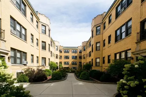 2323 N Rockwell St #1B, Chicago, IL 60647