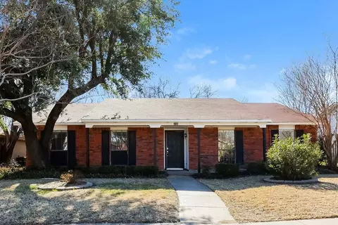 2105 Burrows Trl, Grand Prairie, TX 75052