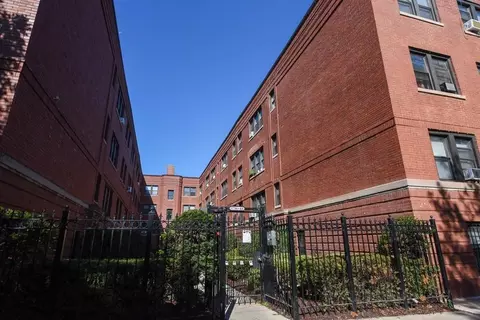 5744 N Winthrop Ave #205, Chicago, IL 60660