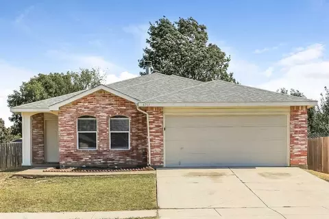 8761 Stonebriar Ln, Fort Worth, TX 76123