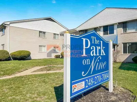 10050 W 9 Mile Rd, Oak Park, MI 48237