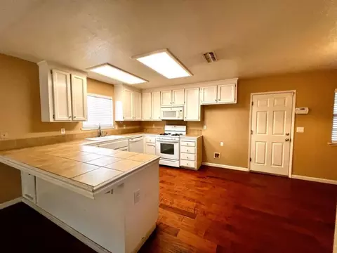 2122 Sugar Pine Dr, Oakdale, CA 95361