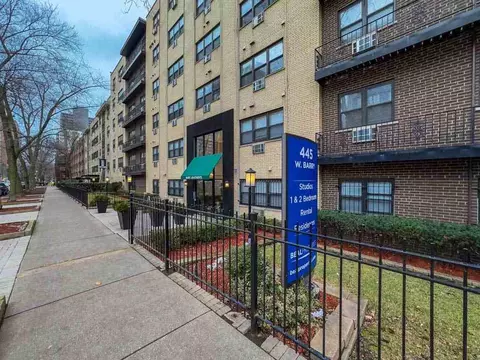 445 W Barry Ave #216, Chicago, IL 60657