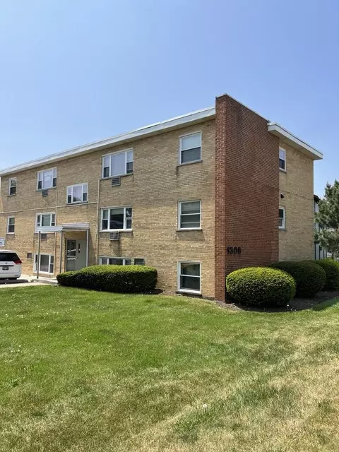 1306 E Roosevelt Rd #2, Wheaton, IL 60187