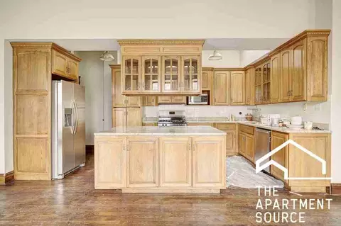 646 N Damen Ave #2F, Chicago, IL 60622