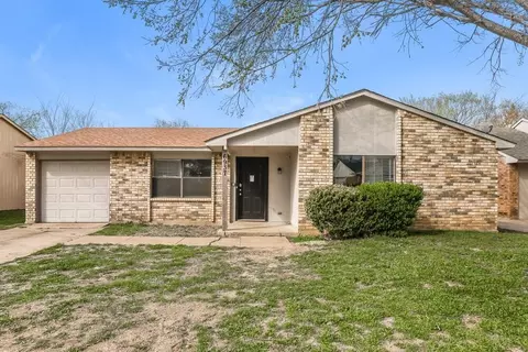 6937 Sandybrook Dr, Fort Worth, TX 76120