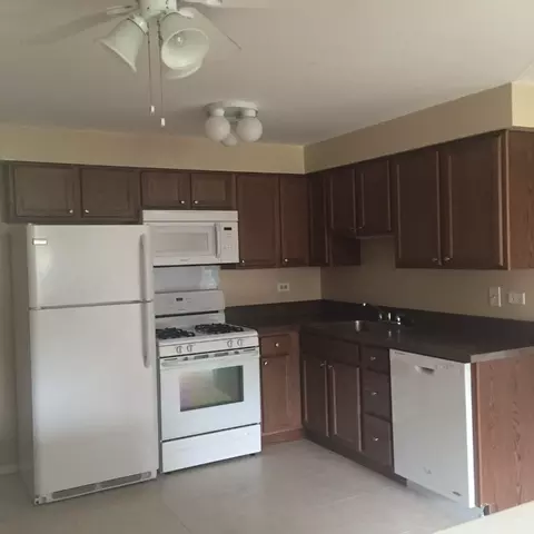 650 Carroll Sq, Elk Grove Village, IL 60007