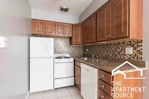5820 N Sheridan Rd #305, Chicago, IL 60660