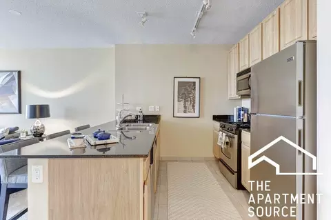 353 N Desplaines St #607, Chicago, IL 60661