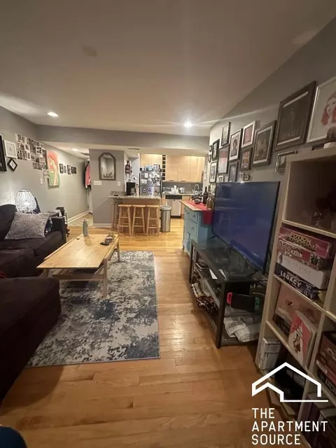 6954 N Greenview Ave #209, Chicago, IL 60626