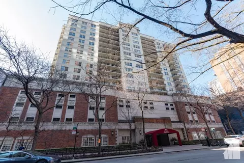 21 W Chestnut St #1607, Chicago, IL 60610
