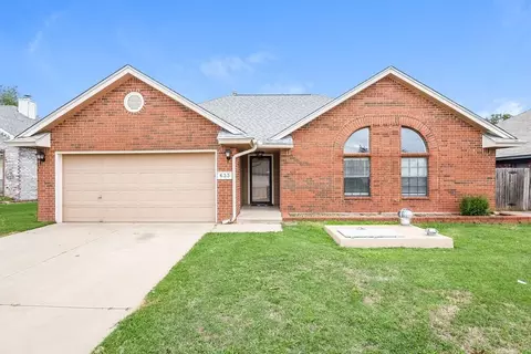 633 Fire Light Dr, Moore, OK 73160