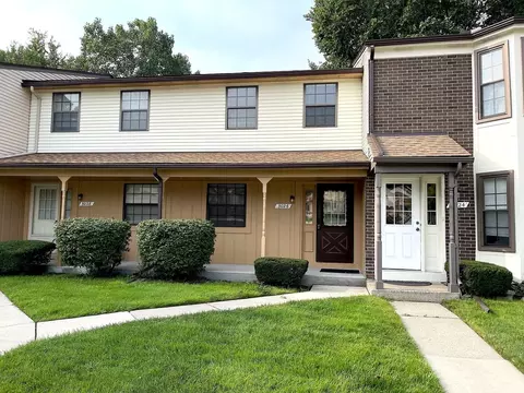 3026 Debra Ct, Auburn Hills, MI 48326
