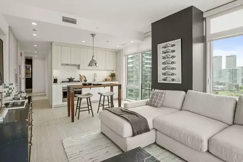 354 N Union Ave #3-3PH, Chicago, IL 60661