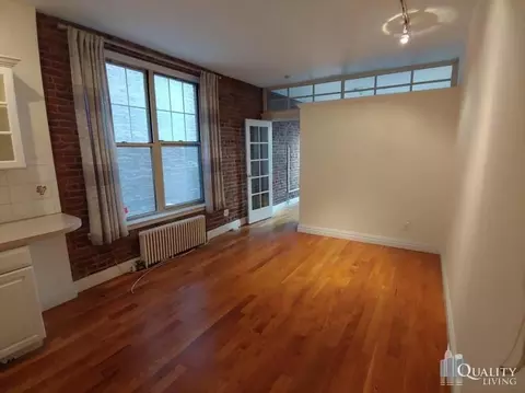 207 W 10th St, New York, NY 10014