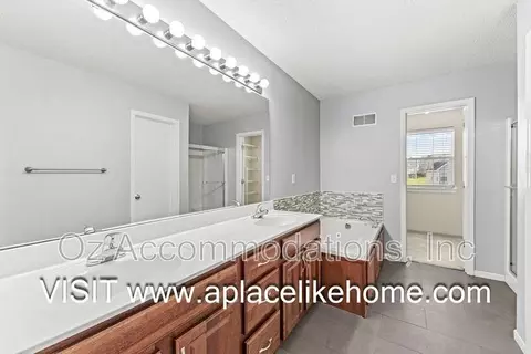 2216 SW Rambling Vine Rd, Lees Summit, MO 64082