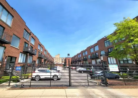 944 W Grace St #H201, Chicago, IL 60613