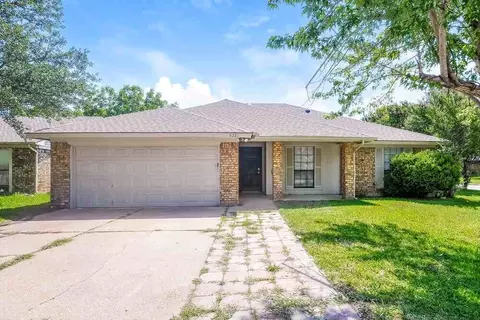 6221 Valley Forge Ct, Arlington, TX 76002
