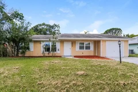 1642 SE Grapeland Ave, Port Saint Lucie, FL 34952