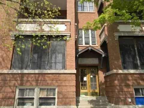 908 W Waveland Ave #1, Chicago, IL 60613