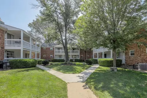 6818 W 76th St, Overland Park, KS 66204