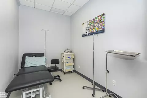 425 Madison Ave #302, New York, NY 10017