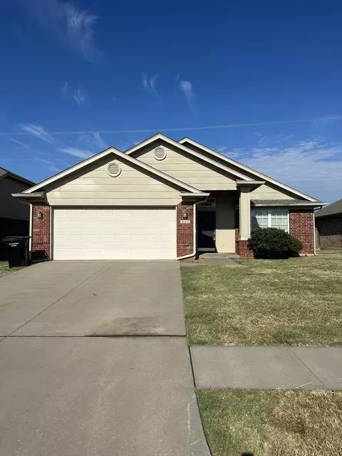 809 Beechwood Way, Moore, OK 73160