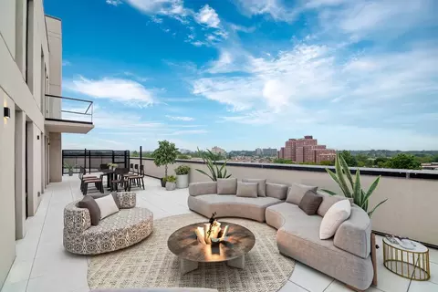 7182 Parsons Blvd #706, New York, NY 11365