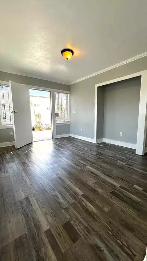 1251 E 64th St, Los Angeles, CA 90001