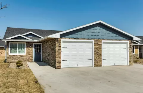 7438 Meadowlands Dr, Des Moines, IA 50320