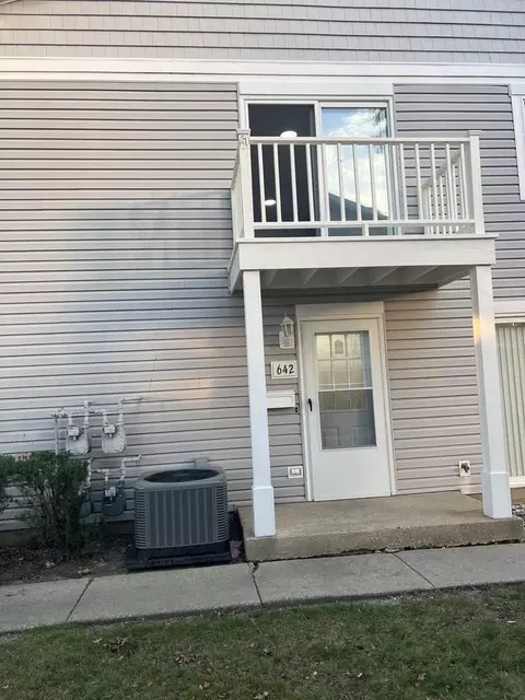 642 Gray Ct, Wheeling, IL 60090
