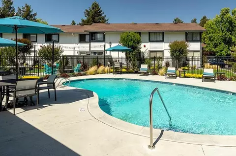 400 Santa Alicia Dr, Rohnert Park, CA 94928