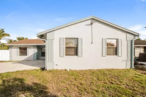 5901 Lincoln Cir W, Greenacres, FL 33463