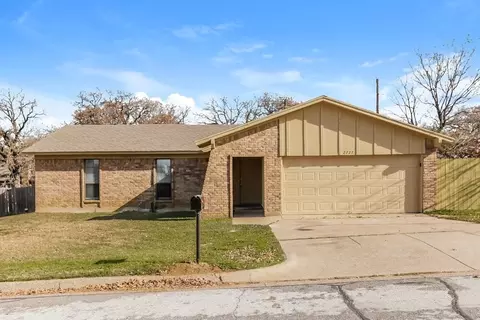 2727 Lucas Dr, Arlington, TX 76015