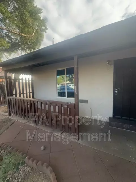 117 40th St NW #5, Albuquerque, NM 87105