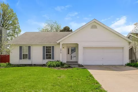 2819 Chapel View Dr, Florissant, MO 63031