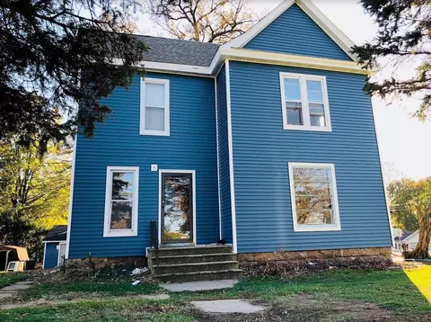 1303 Rainbow Dr, Cedar Falls, IA 50613
