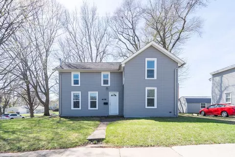 406 W 12th St, Cedar Falls, IA 50613
