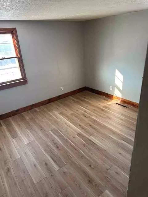 308 Birdland Dr, Waterloo, IA 50707